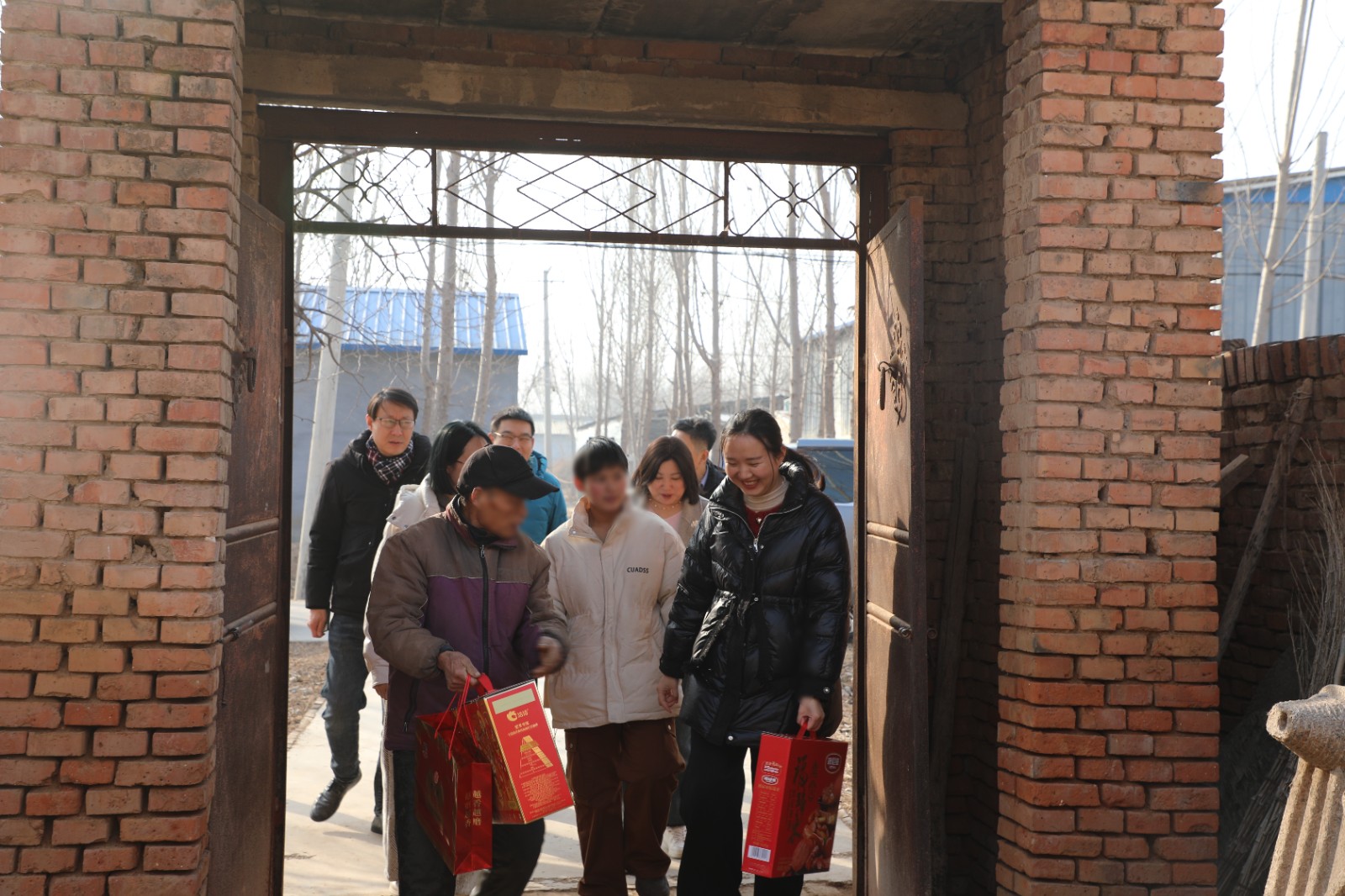 情暖新春 助學(xué)致遠(yuǎn)——四建地產(chǎn)黨支部開展新春扶貧助學(xué)走訪慰問(wèn)活動(dòng)